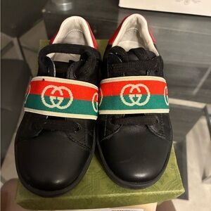 Gucci Kids Black Sneakers with Red and Green Stripes